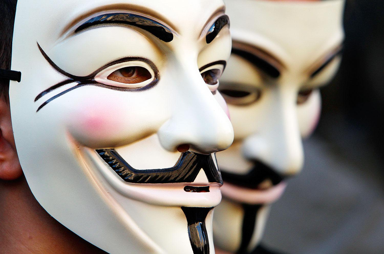 Anonymous-aktivisták a jellegzetes Guy Fawkes-álarcban