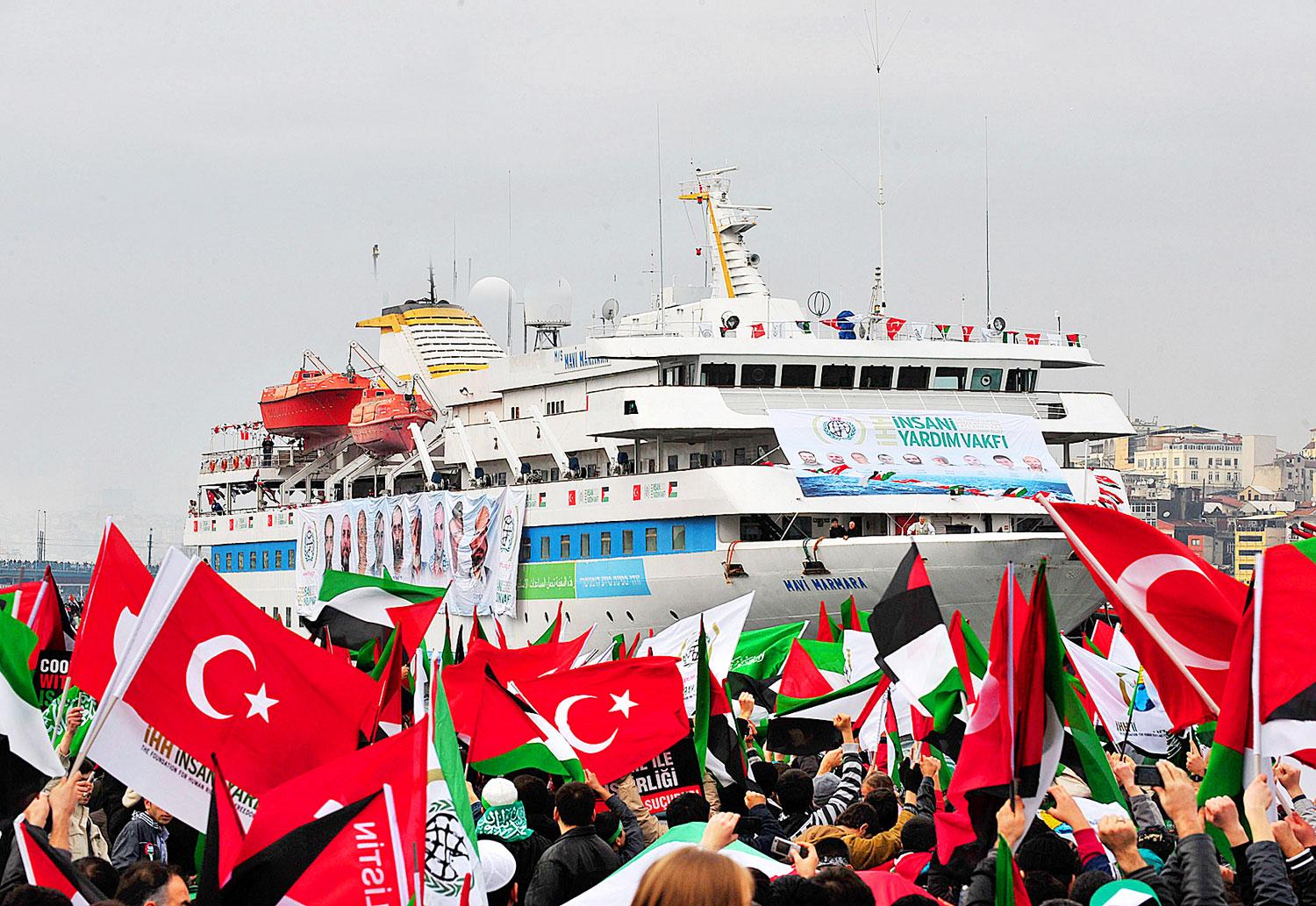 Palesztinbarát tüntetők fogadják 2010-ben a Mavi Marmarát Isztambulban. Csökken a feszültség