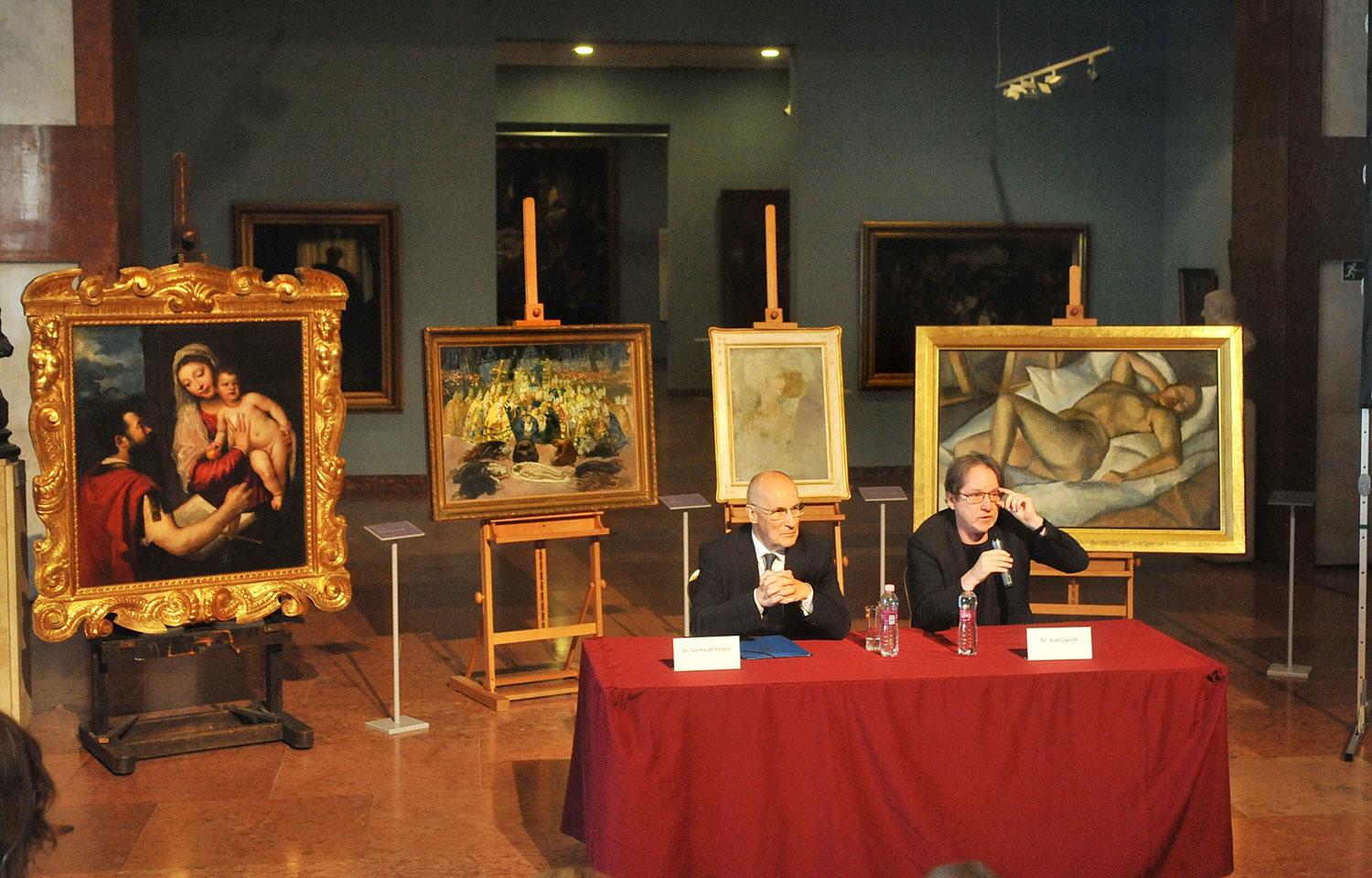 Gerhardt Ferenc MNB-alelnök és Baán László, a Szépművészeti Múzeum főigazgatója a júliusi szerzeményekkel