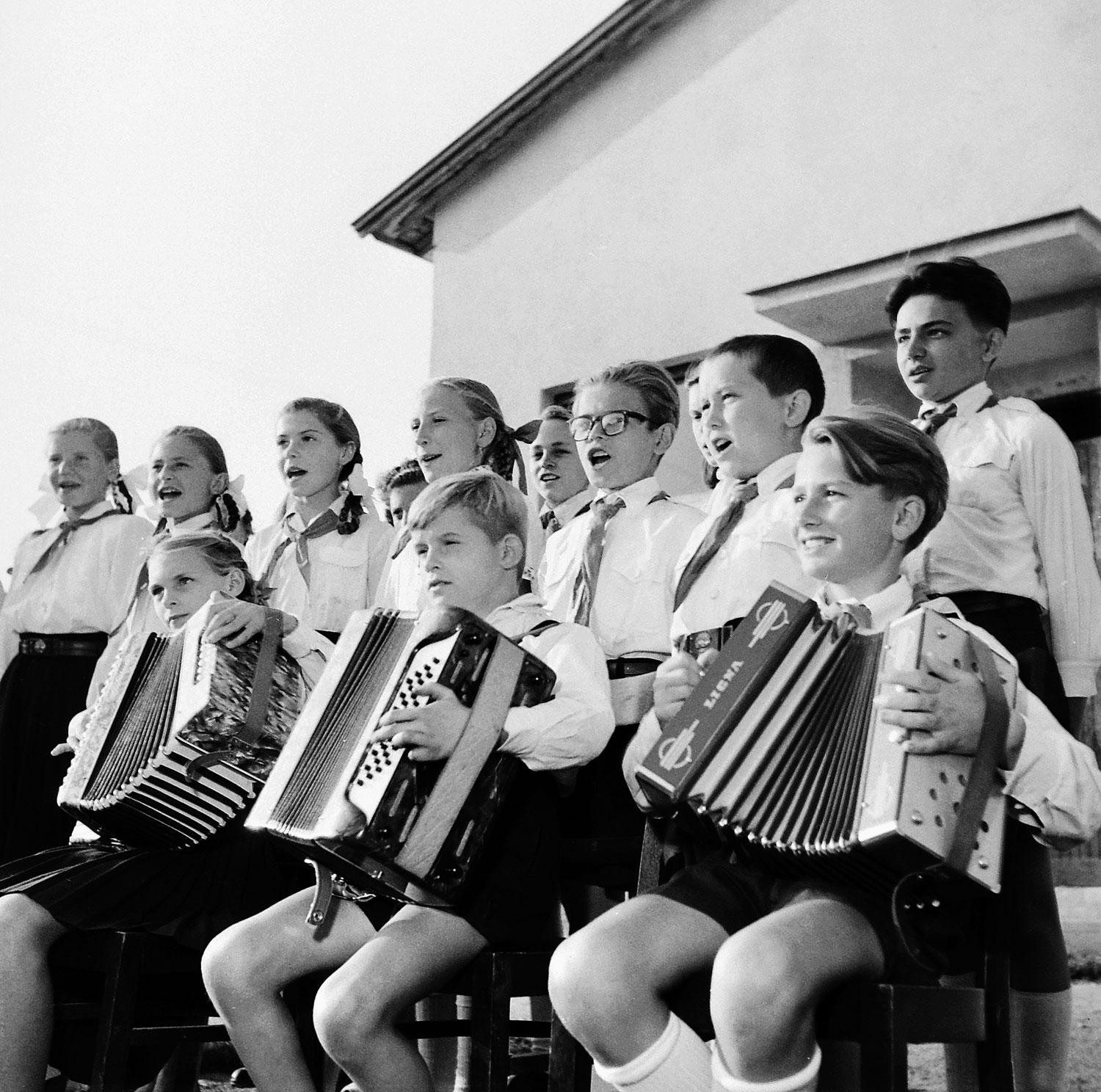 A Mintamókust és társait játsszák úttörők 1958-ban 