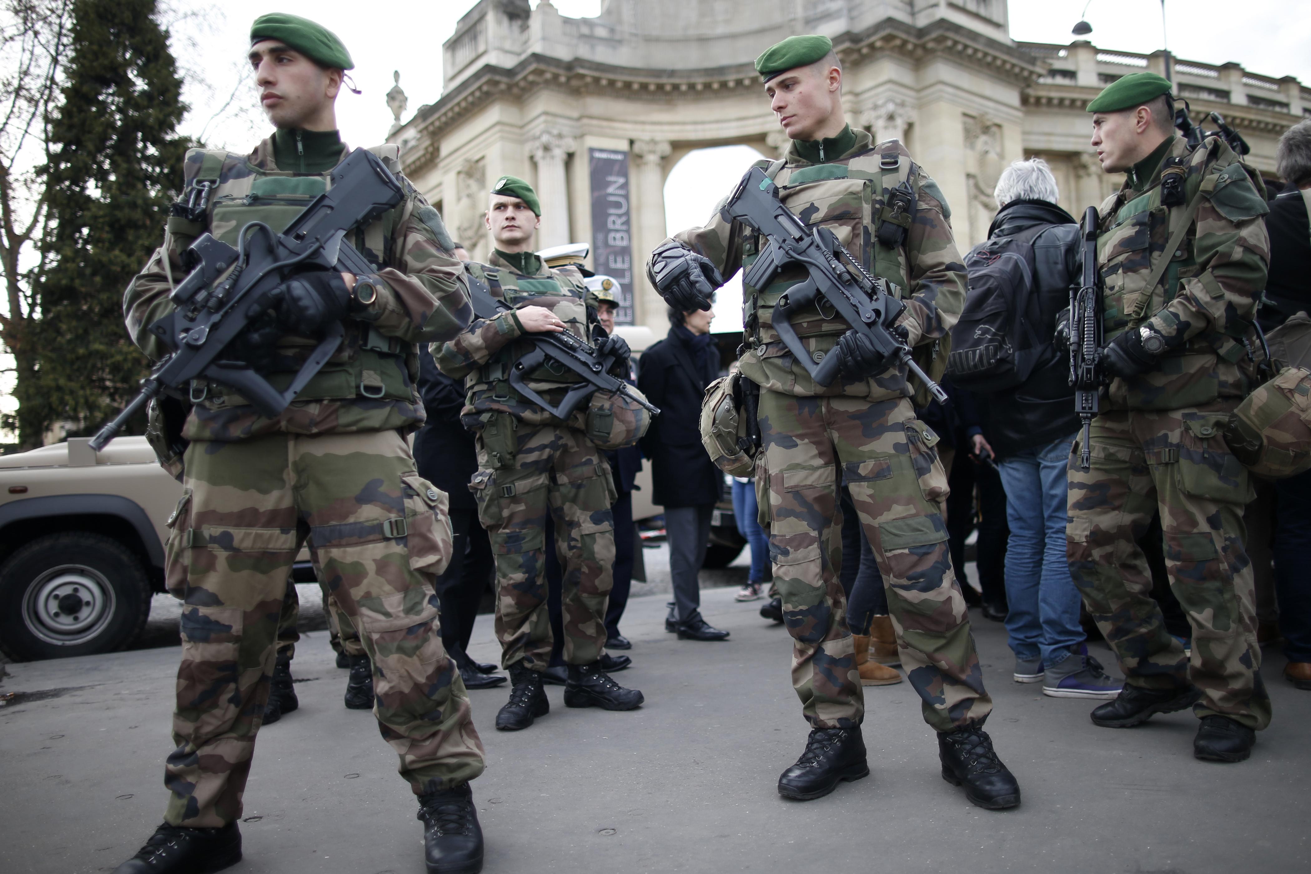 Idegenlégiósok járőröznek Párizsban