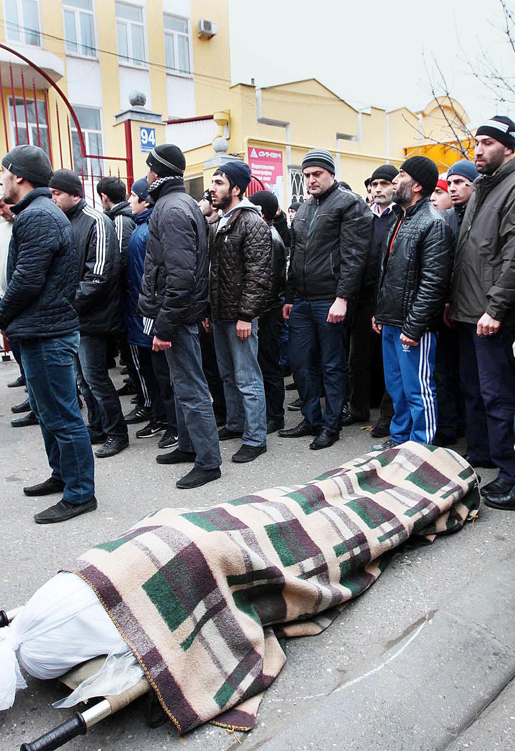 Gyászolók sora Hadzsimurad Kamalov temetése idején, 2011 decemberében 
