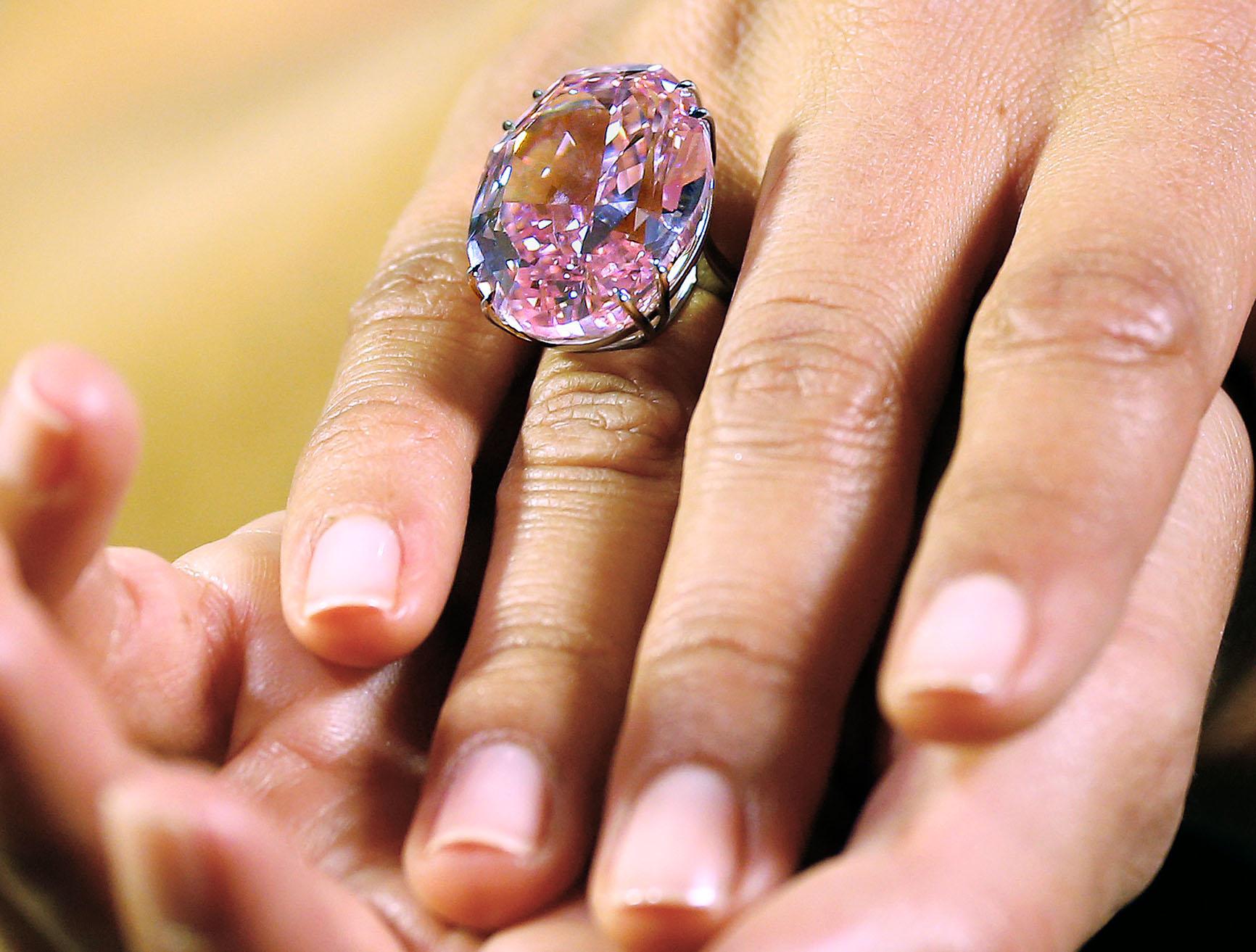 A decemberi aukciókon a rózsaszín és a kék gyémántok keltek el a legmagasabb áron 
