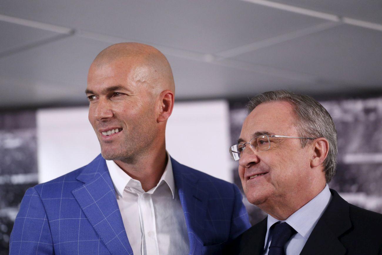 Zidane és Perez a bejelentés után. Az előbbire jóval büszkébbek lehetnek