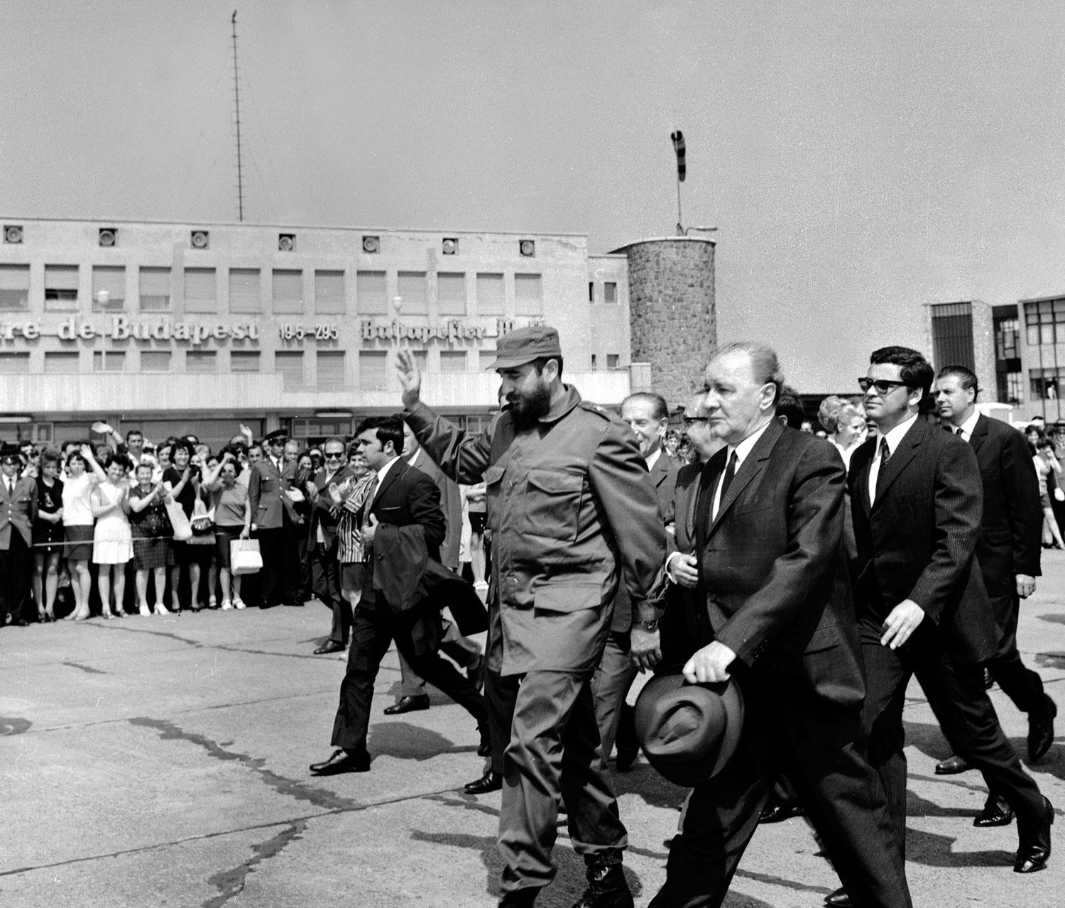 Uniformis és egyenöltöny: Castro és Kádár