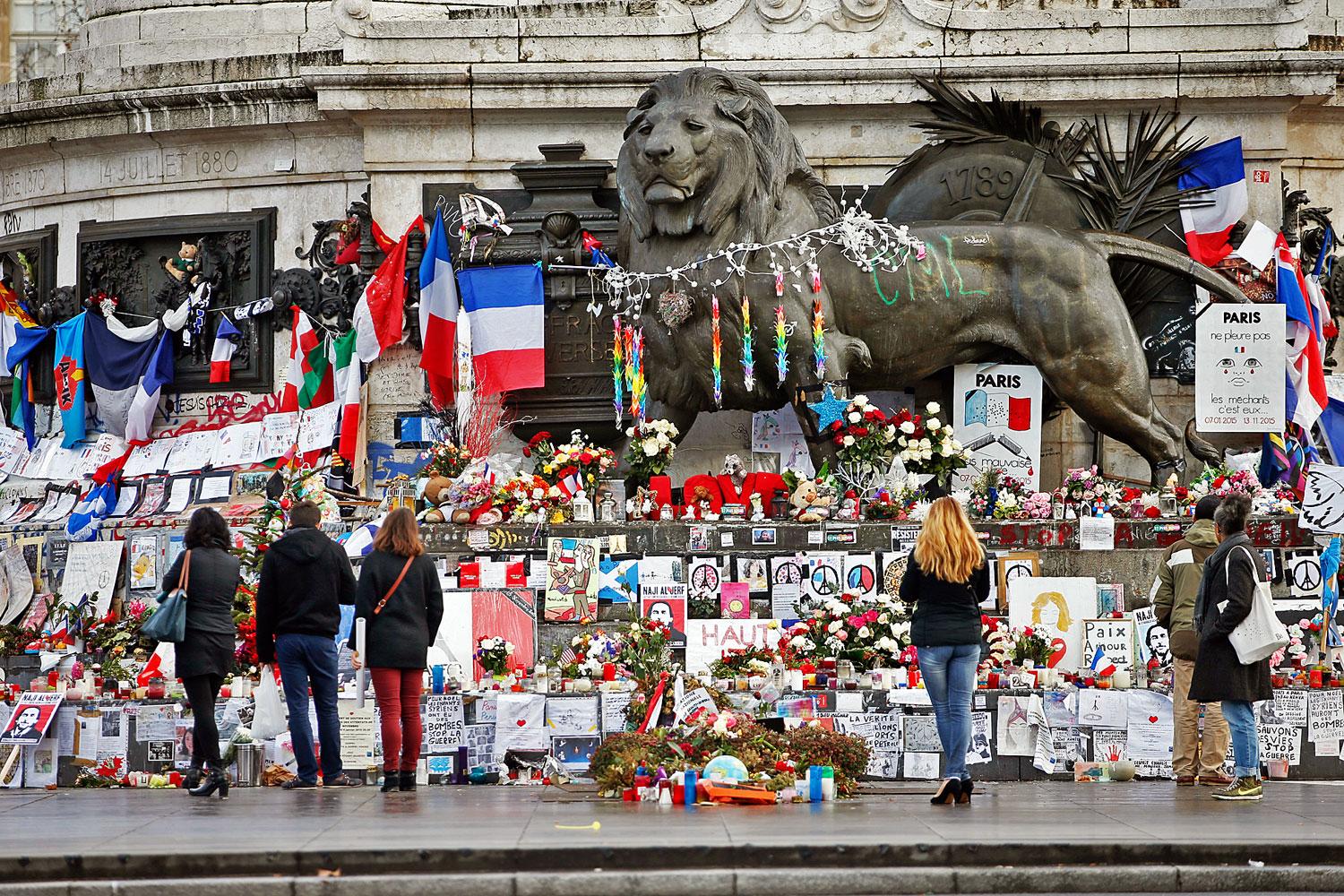 A Charlie Hebdo elleni és a novemberi merényletek halottaira emlékeznek Párizsban 