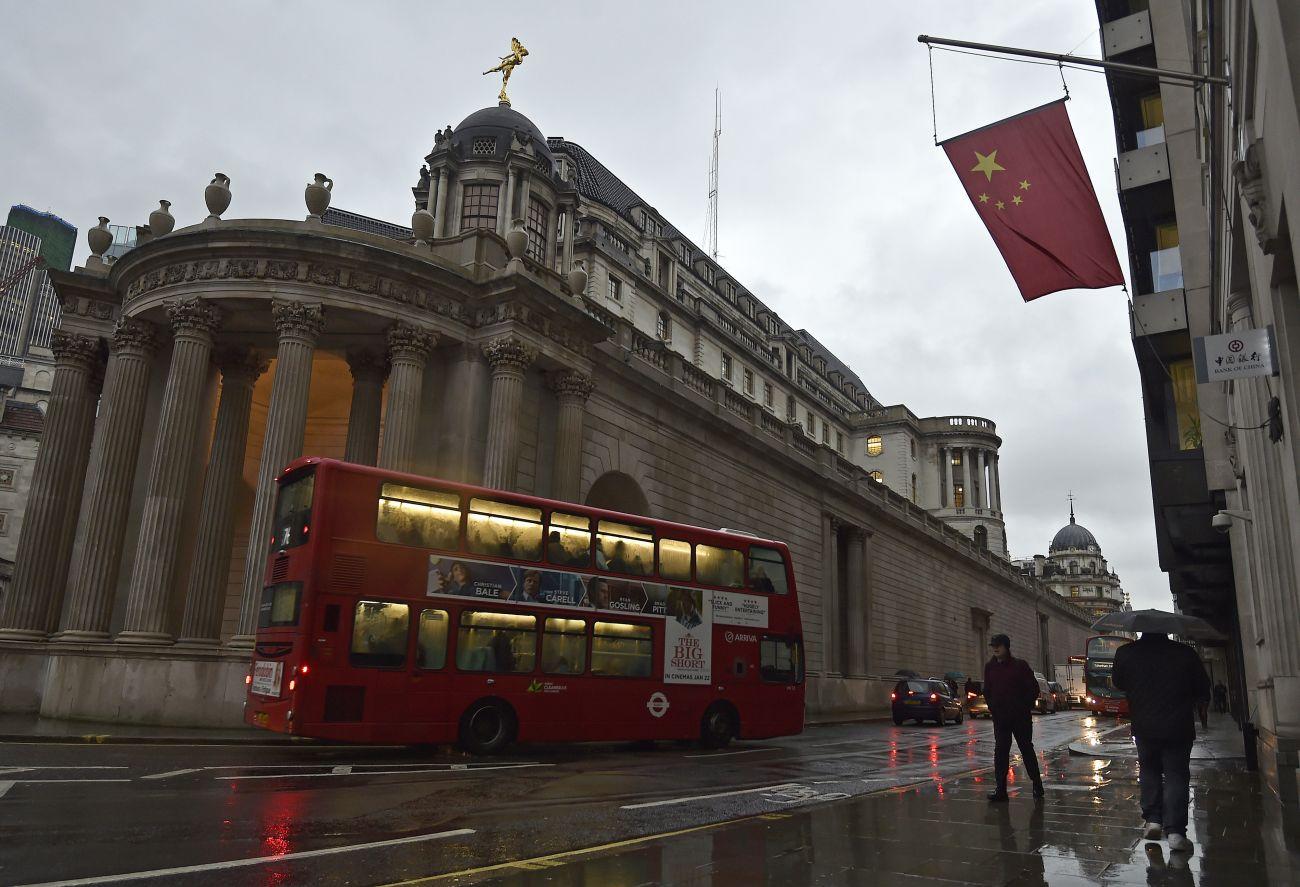 Zászló a Bank of China épületén a londoni Cityben