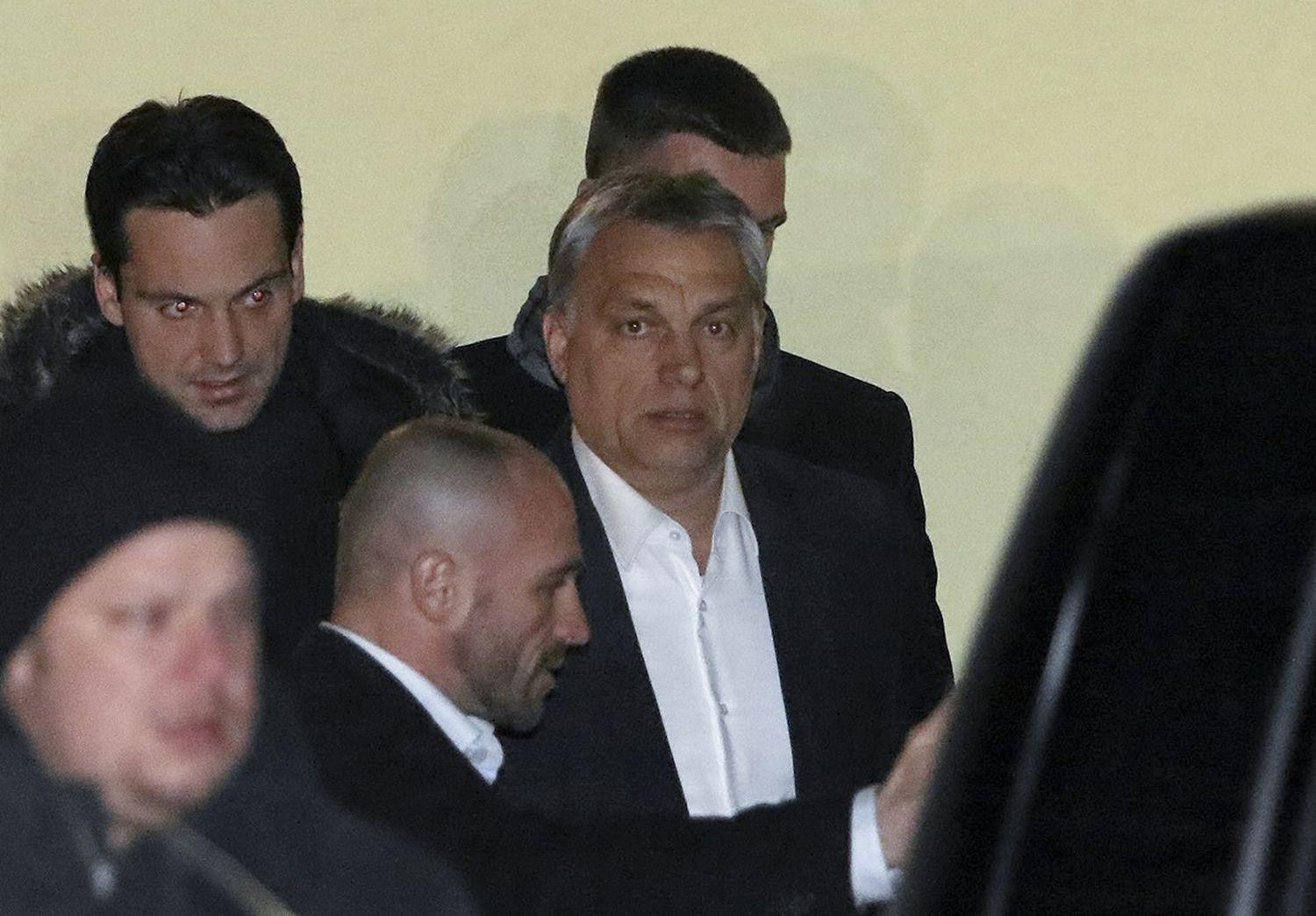 Orbán Viktor és hűséges sajtósa, Havasi Bertalan a megbeszélésről távozóban