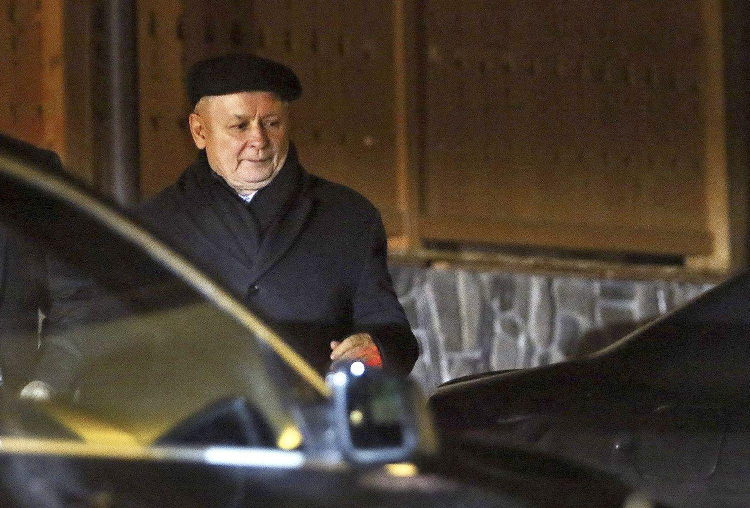  Jaroslaw Kaczynski távozik a nedeci megbeszélésről