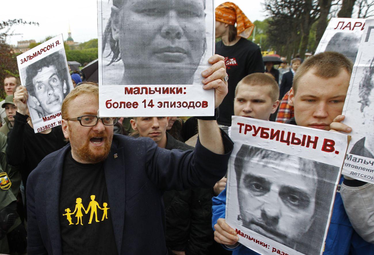 Milonov (balra) egy ismert pedofilok arcképeivel tartott 2013-as melegellenes tüntetésen
