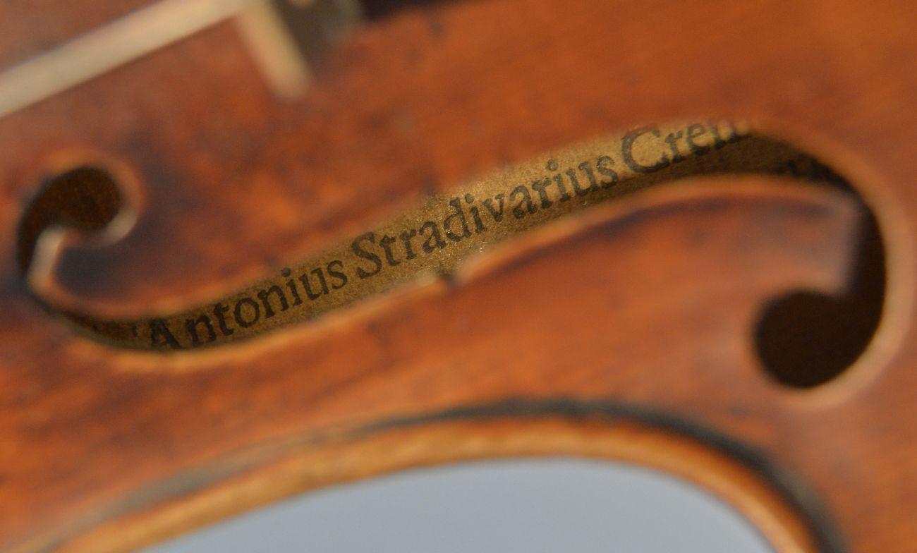 Egy másik, a Kreutzer Stradivarius hegedű belseje. Ezt a darabot 1731-ben készítette Antonio Stradivari.