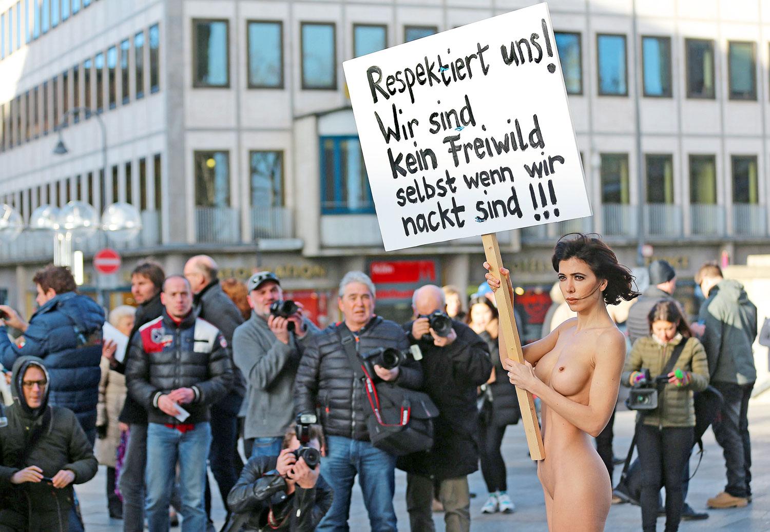 Milo Moire svájci performansz-művész tiltakozik Kölnben az erőszak ellen