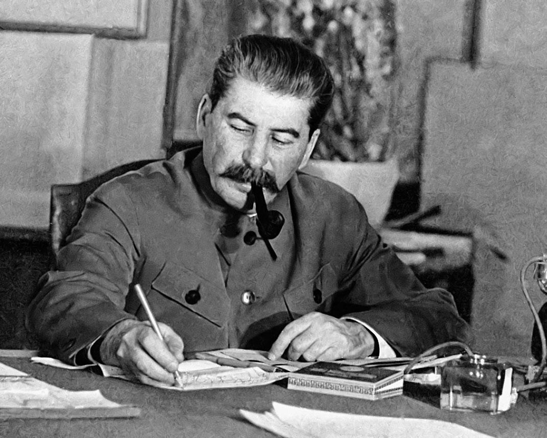 Sztálin az íróasztalánál 1949-ben