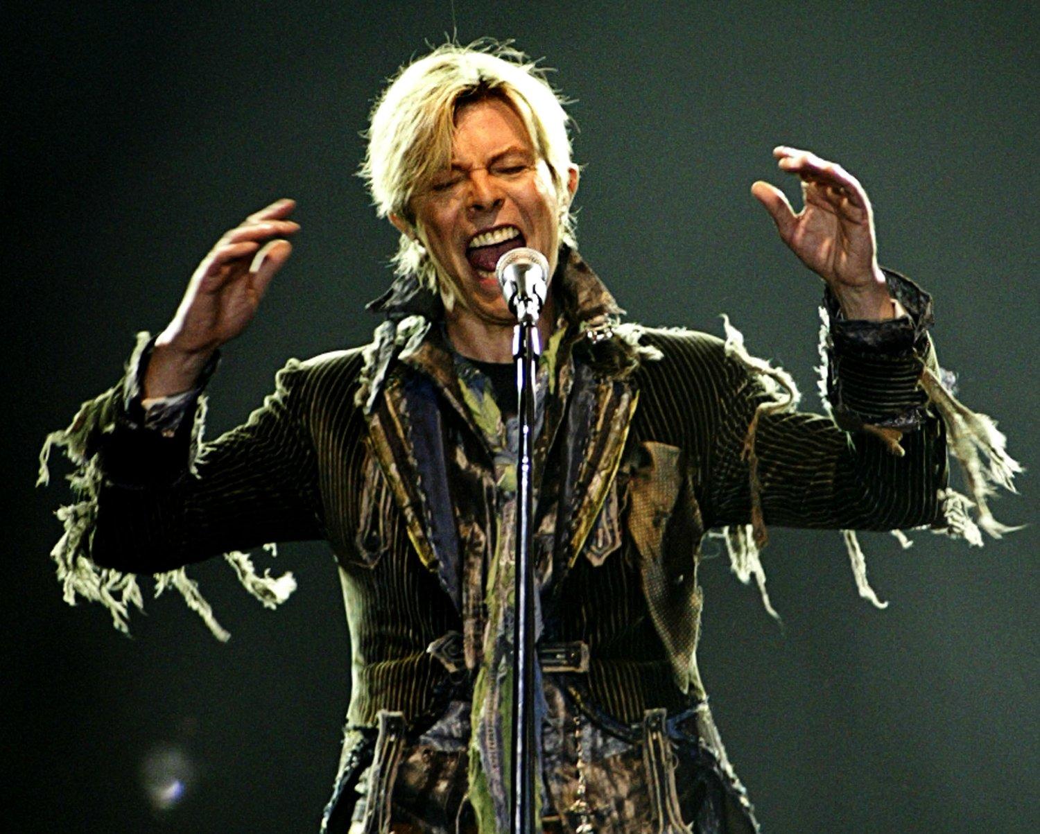 David Bowie a Reality Tour prágai állomásán 2004-ben