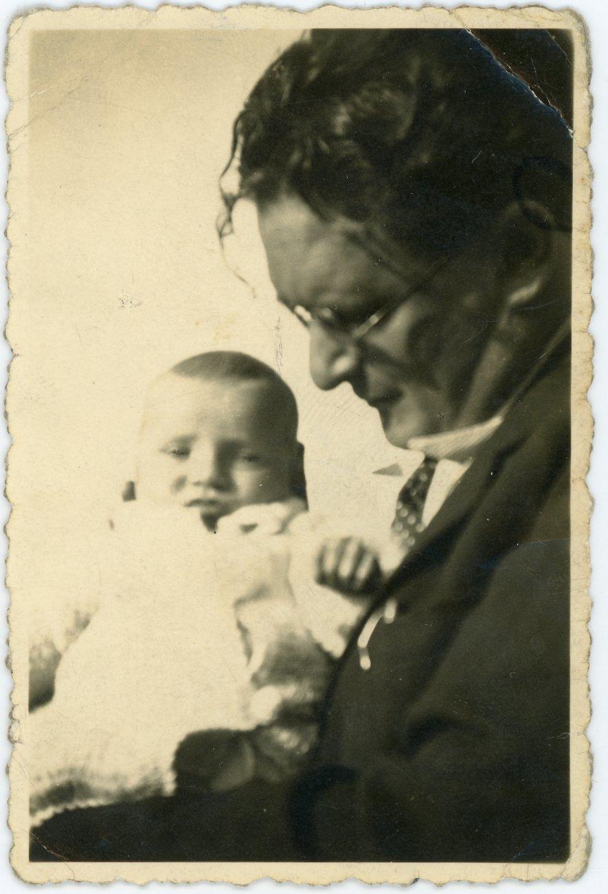 Gelléri Andor Endre lányával, Ágnessel
