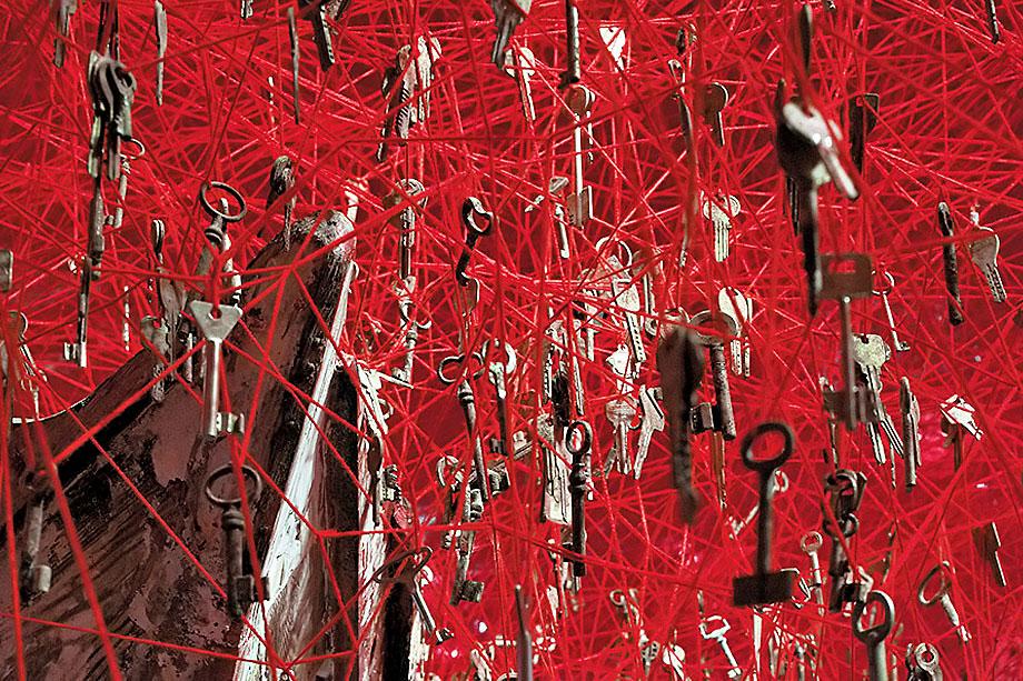 Chiharu Shiota: Kulcs a kézben installáció – részlet 