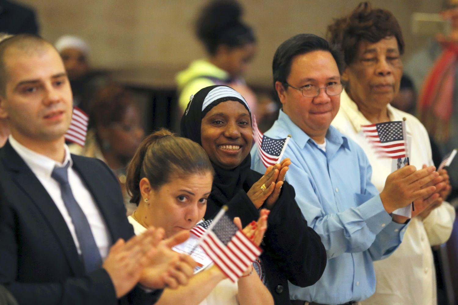 Új amerikai állampolgárok az eskütétel után. A kultúrális sokszínűség az amerikai identitás szerves részét képezi Foner szerint
