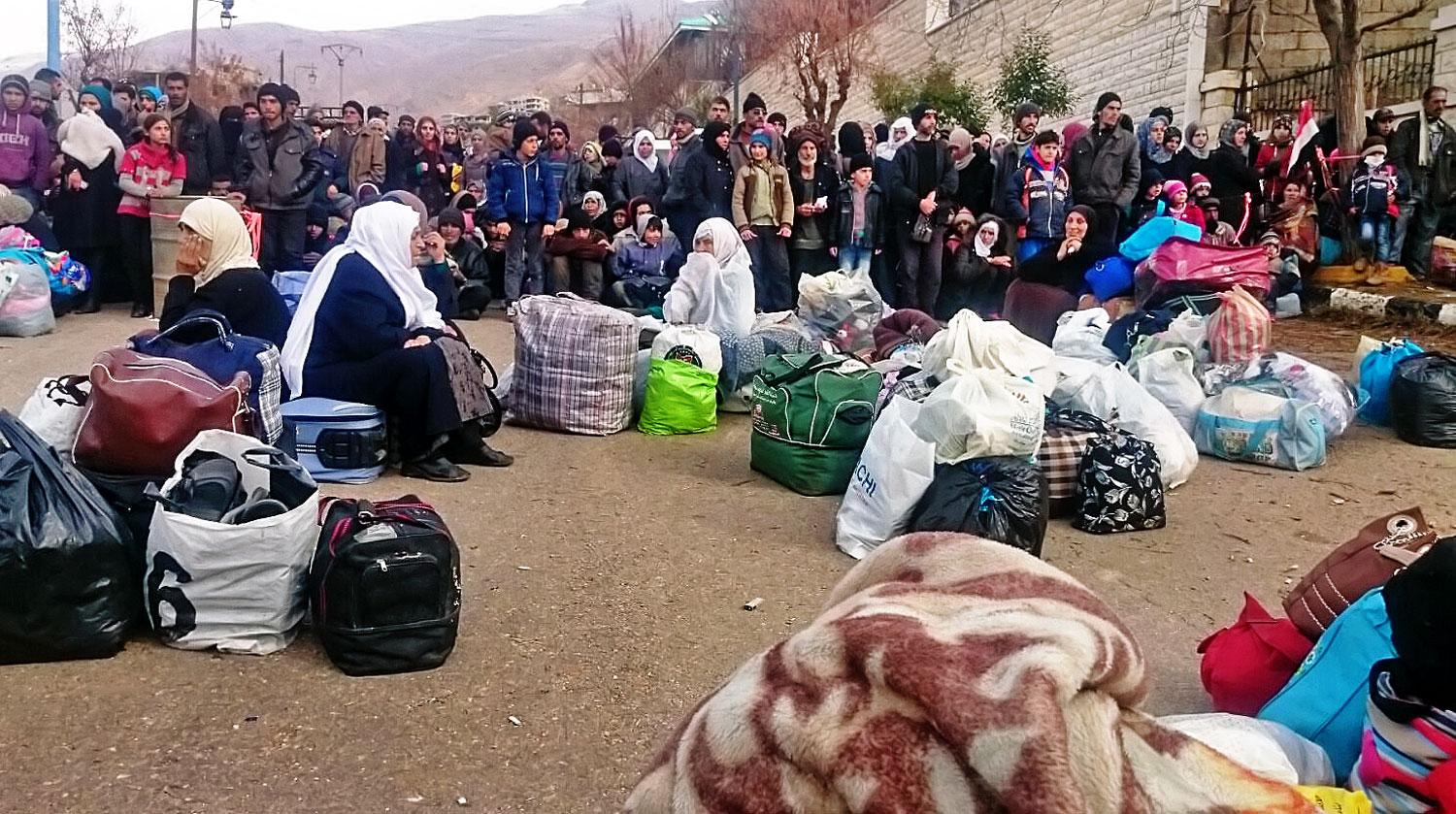 A segélykonvojra váró szíriai civilek
