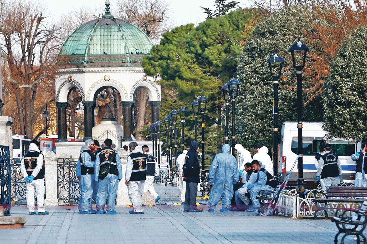 Heélyszínelők az isztambuli Német Szökőkútnál