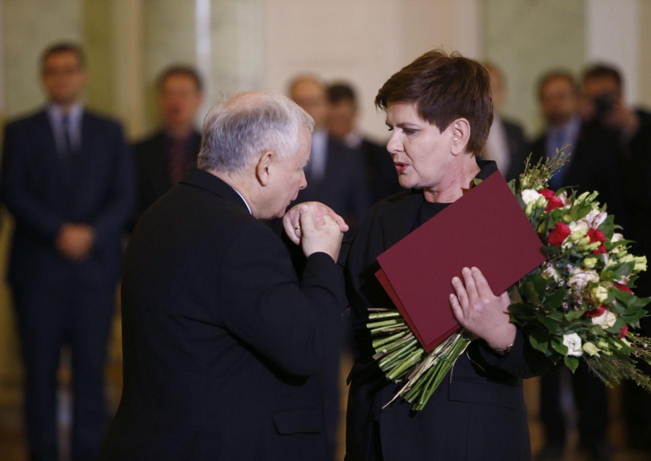 Beata Szydlo lengyel miniszstreelnök asszony és az ország ténylges vezetője, Jaroslaw Kaczynski PiS-elnök. Kioktatásra vizsgálat