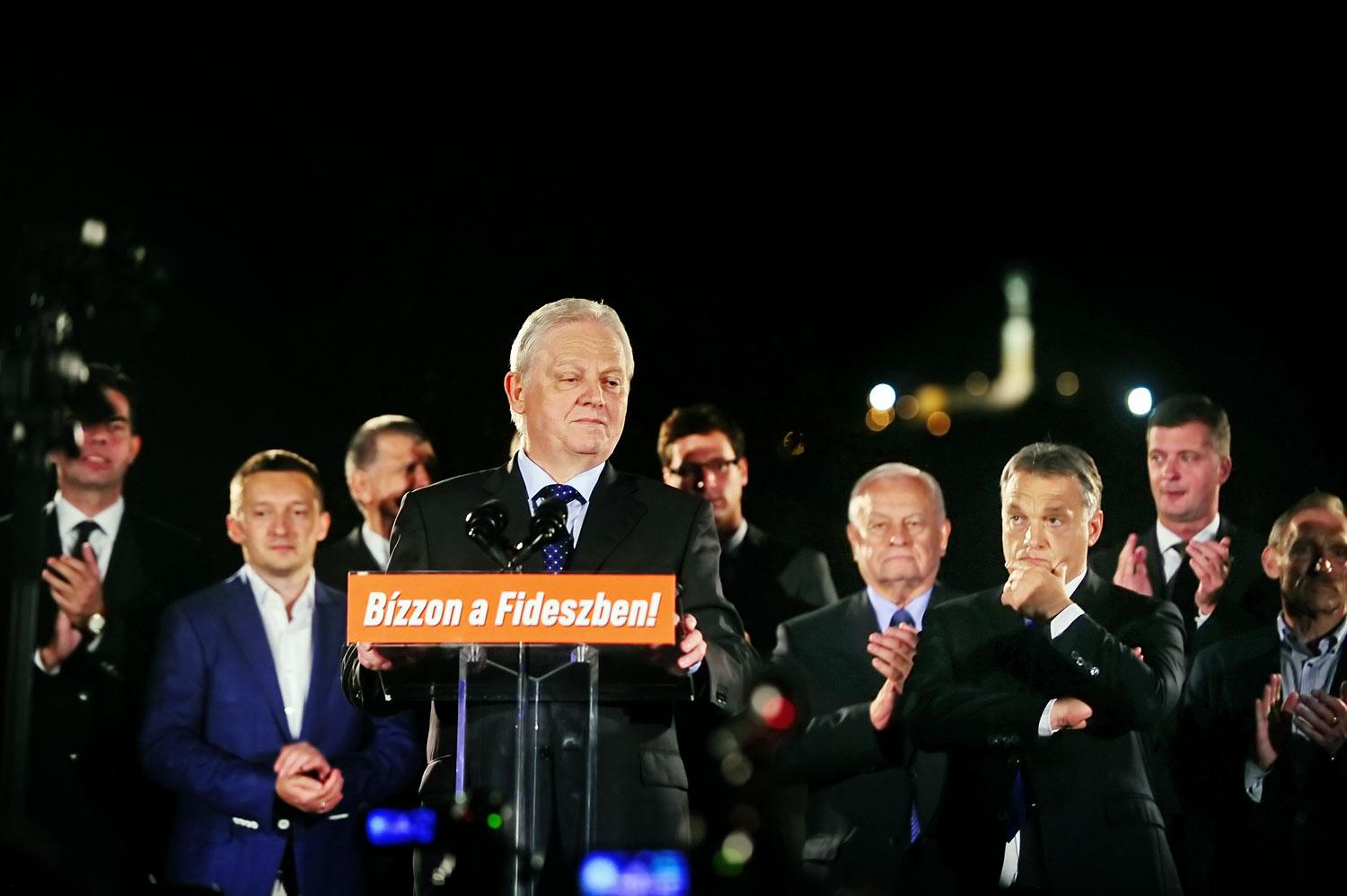 Tarlós beszél, Orbán hallgatja – kép a 2014-es önkormányzati választásokon aratott győzelem közös ünnepléséről