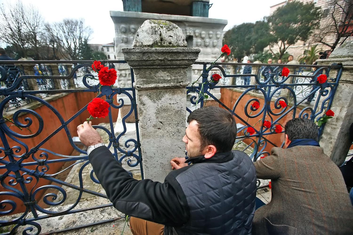 Virágokkal emlékeznek Isztambulban az áldozatokra