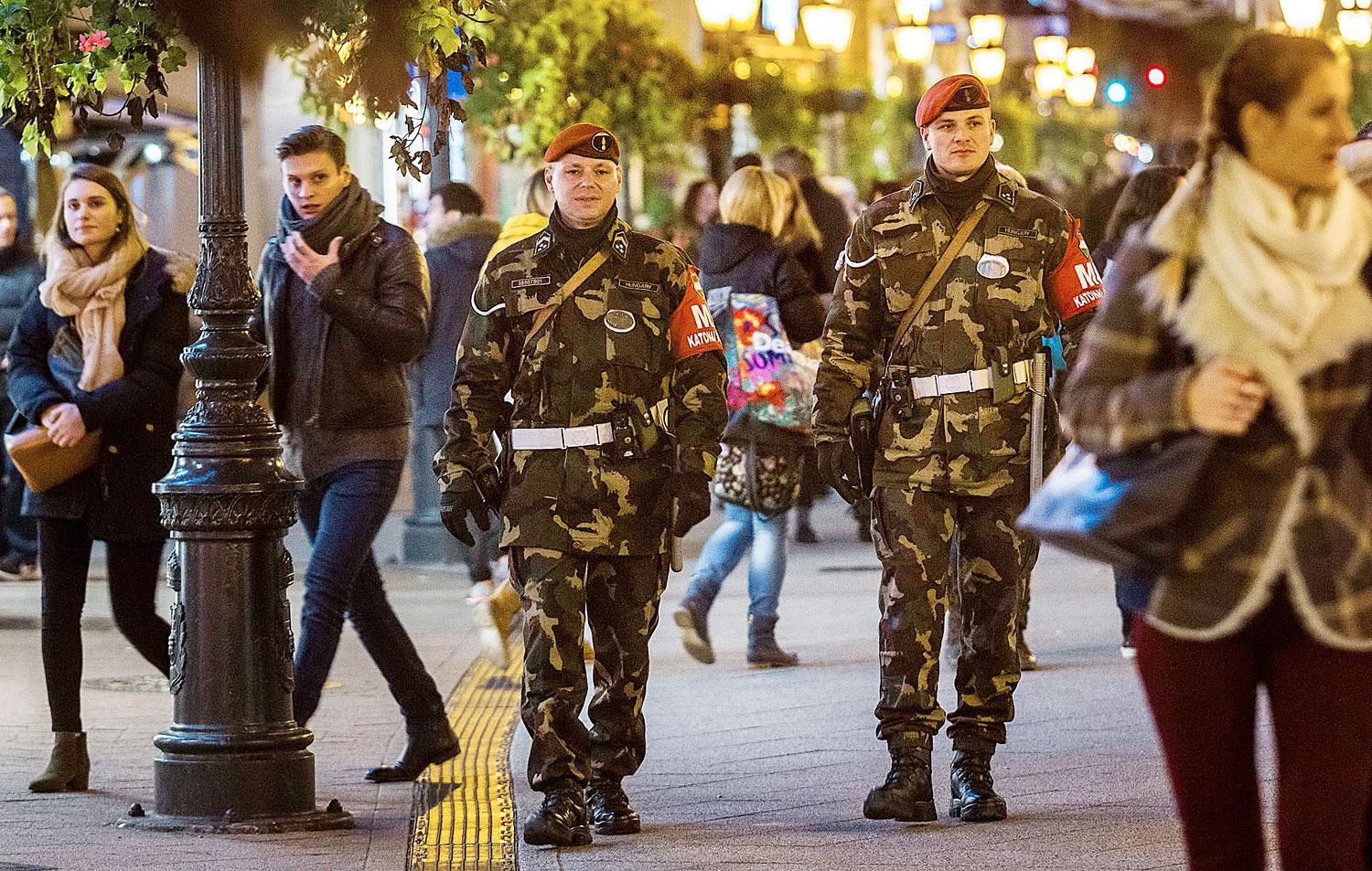A párizsi terrortámadás másnapján magyar katonák járőröznek a Váci utcában