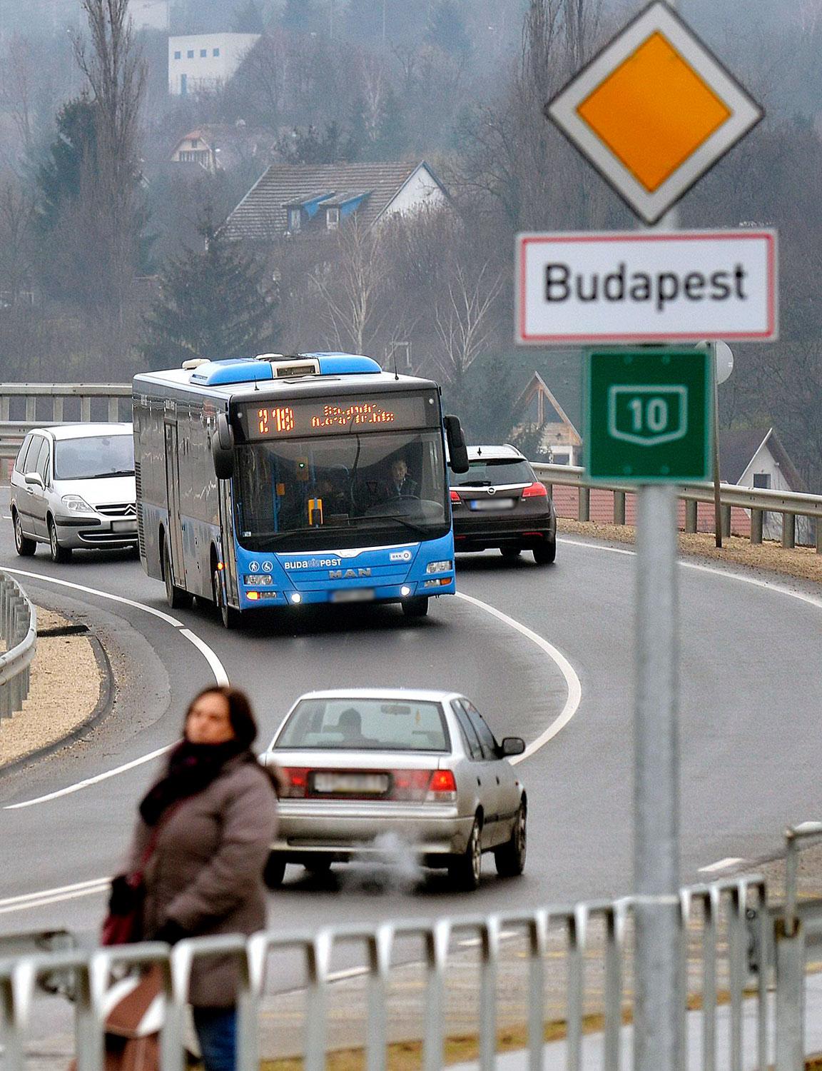 Egy 218-as autóbusz hagyja el a főváros határát Budakeszinél 