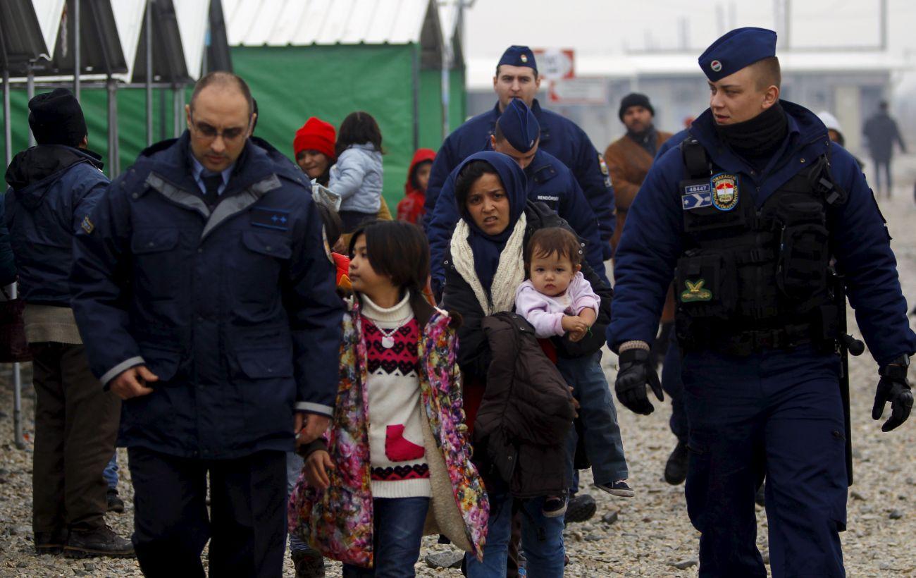 Magyar rendőrök kísérnek menekülteket a görög macedón határnál fekvő Gevgelijában január 6-án