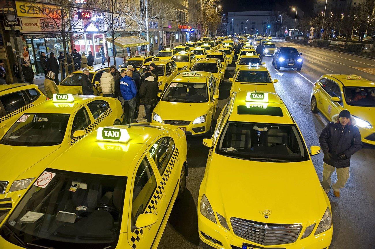 Taxisok demonstrálnak az Uber szolgáltatás ellen az Erzsébet térnél