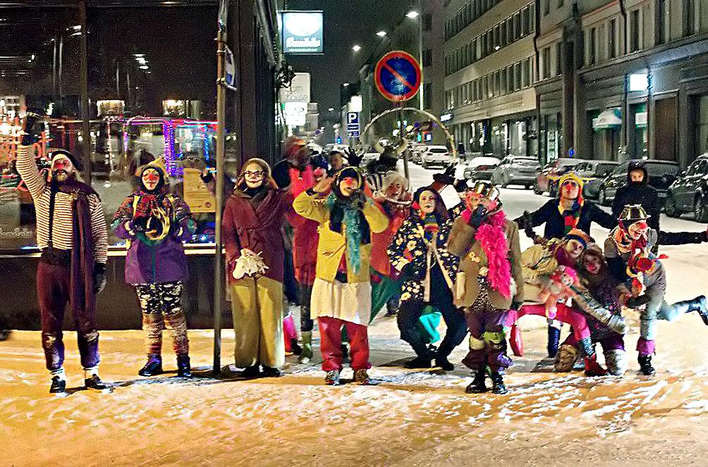 Daliás barátaik után integető bohócok a tamperei utcán 