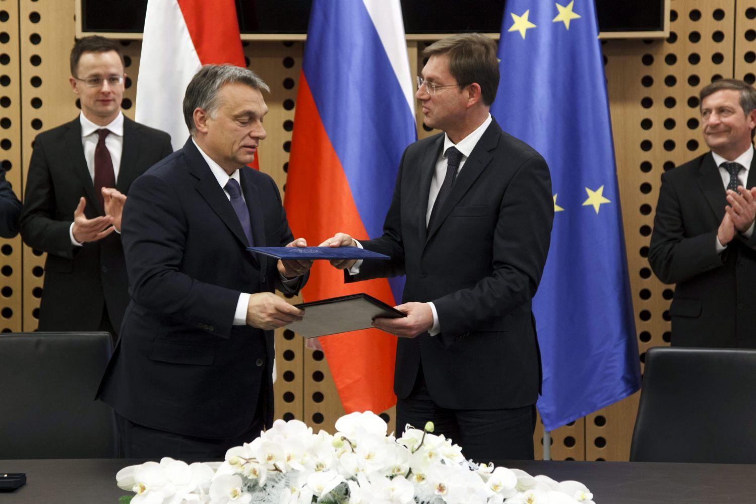 Orbán Viktor magyar és Miro Cerar szlovén miniszterelnök az együttműködési megállapodás aláírásán a két kormány együttes ülése után a szlovéniai Brdo pri Kanjuban