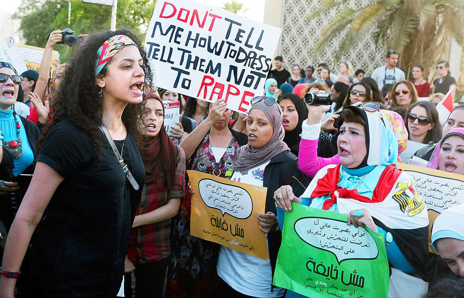 Az erőszak letagadása  miatt tüntető nők 2014-ben Kairóban