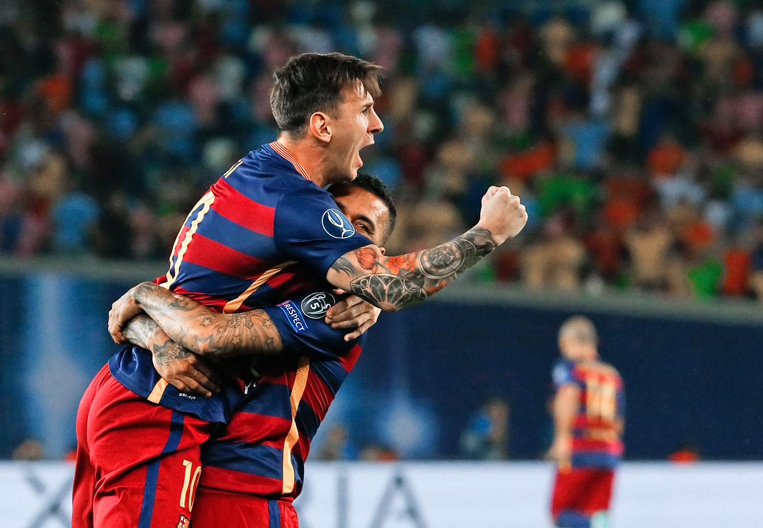 Rajzos ölelés: Messi Daniel Alves karjaiban