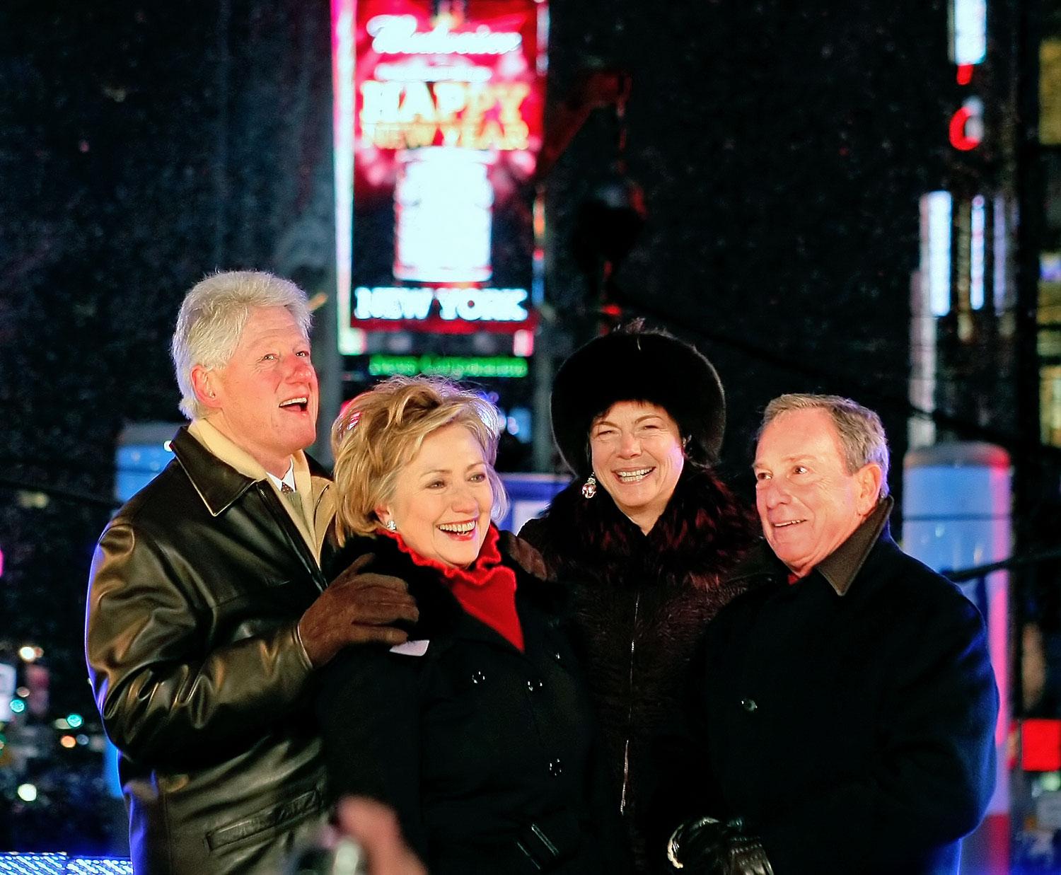 Jó barátok szilvesztereznek New Yorkban 2008-ban – ha Hillary Clinton (balról a második) lesz a demokrata  jelölt, Michael Bloomberg (jobb szélen) nem indul függetlenként