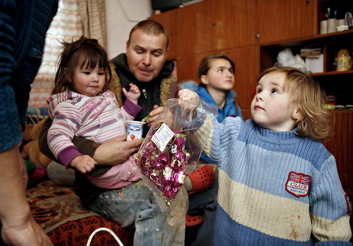 Tűzifával és élelmiszerrel támogatott család 2013-ban a borsodi Tiszalócon. Már befutottak előnyben
