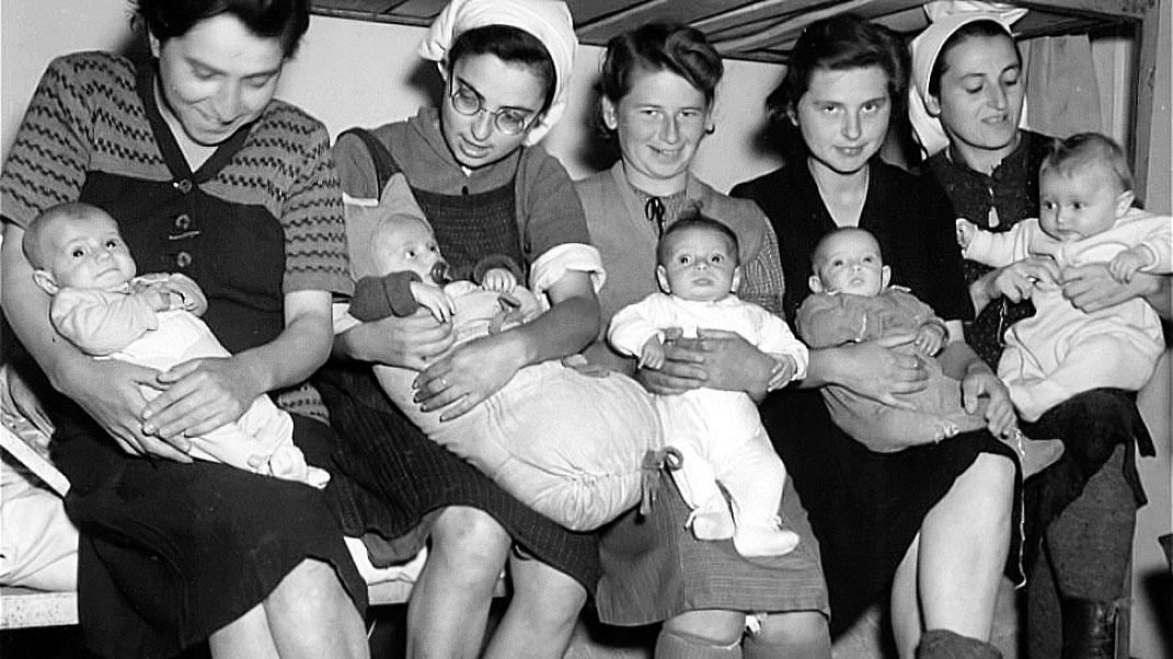 Öt anya karjában gyermekével a dachaui koncentrációs táborban 
