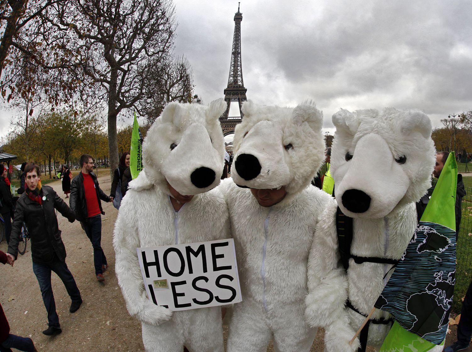 Környezetvédő aktivisták tüntettek a párizsi klímacsúcs idején
