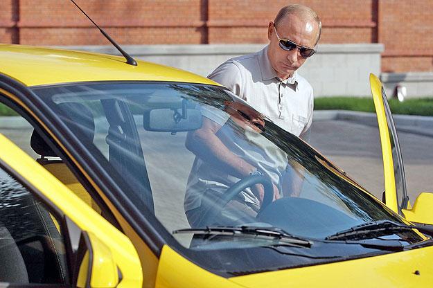 Putyin egy Lada Kalinában