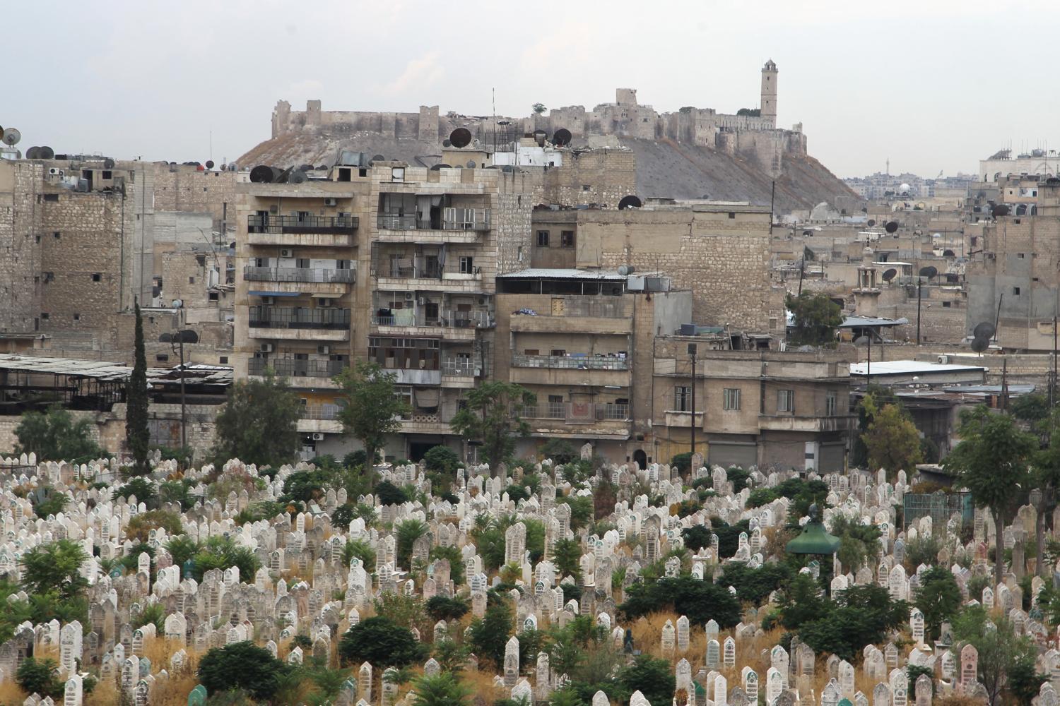 Temető az aleppói citadellánál. Tűzszünetet remélnek