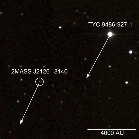 Infravörös felvétel az anyacsillagról (TYC 9486-927-1) és bolygójáról (2MASS J2126). A nyilak azt mutatják, mekkora távolságot tesz meg a 2 égitest ezer év alatt. A lépték 4 ezer csillagászati egység (1 cs.e.=150 millió kilométer, az átlagos Föld-Nap