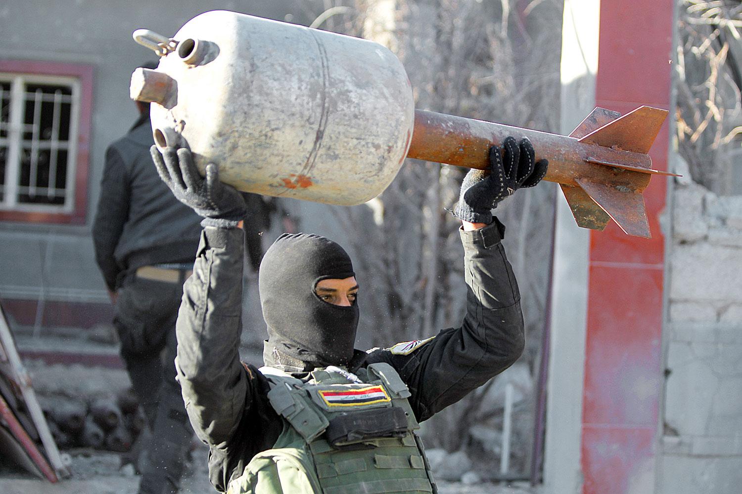 Magad uram, ha rakétád nincsen. Iraki kormánykatona Ramadinál az Iszlám Állam által házilag fabrikált lövedékkel