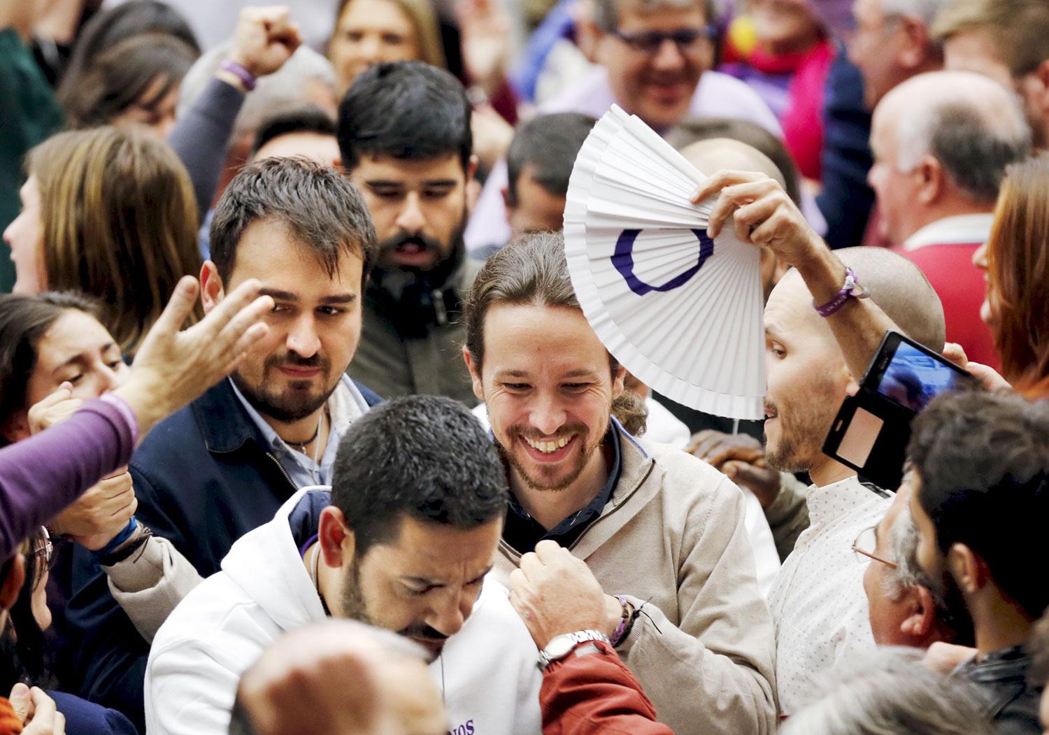 Pablo Iglesias Podemos-vezér hívei gyűrűjében Sevillában 