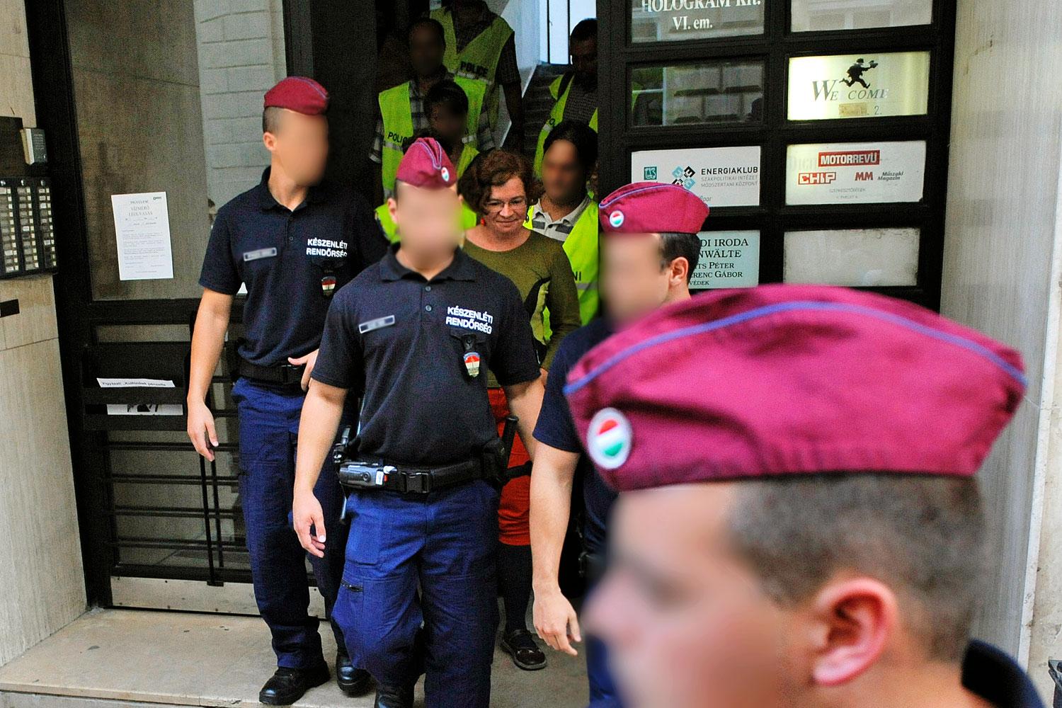 Rendőri razzia az Ökotársnál 2014 szeptemberében – a kormány lobbistái szerint a civilek szabadon dolgoznak hazánkban