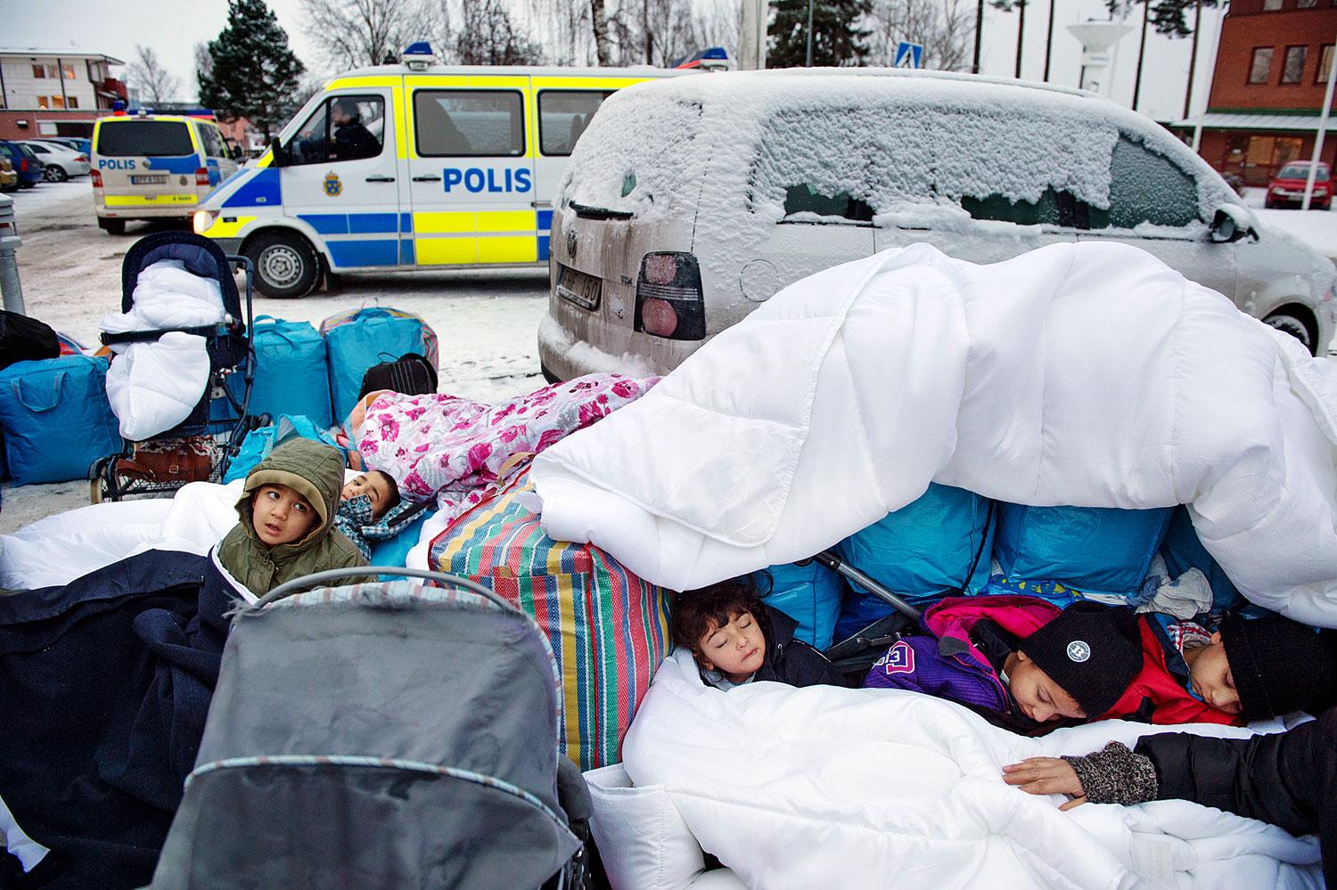 Szíriai gyerekek egy svéd menekültügyi központ előt