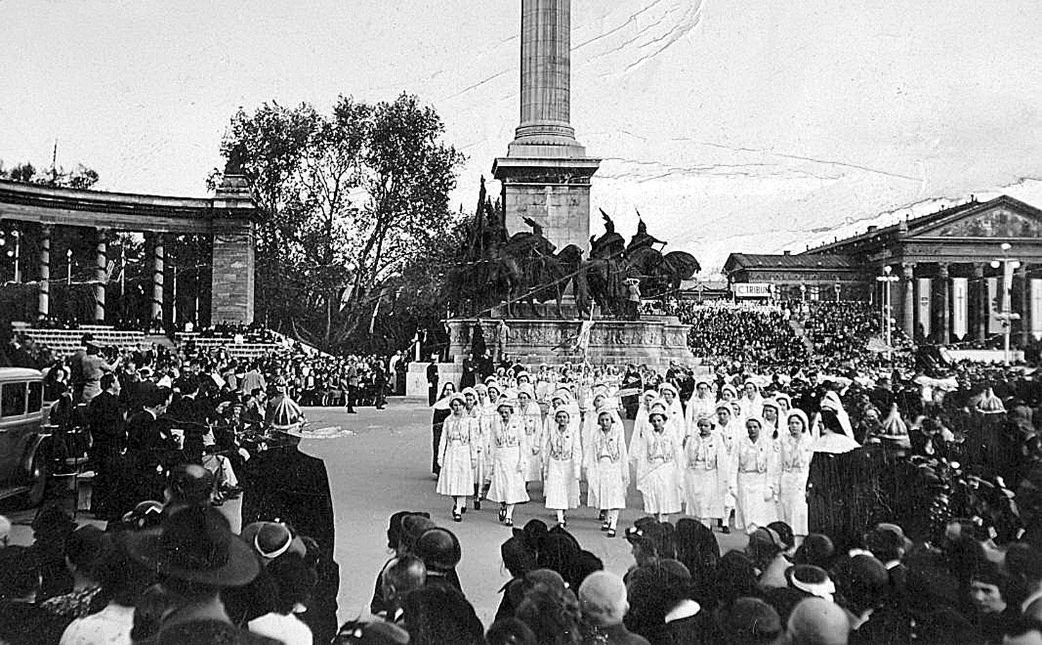Az eucharisztikus kongresszus résztvevői 1938-ban a Hősök terén. Megint jönnek 