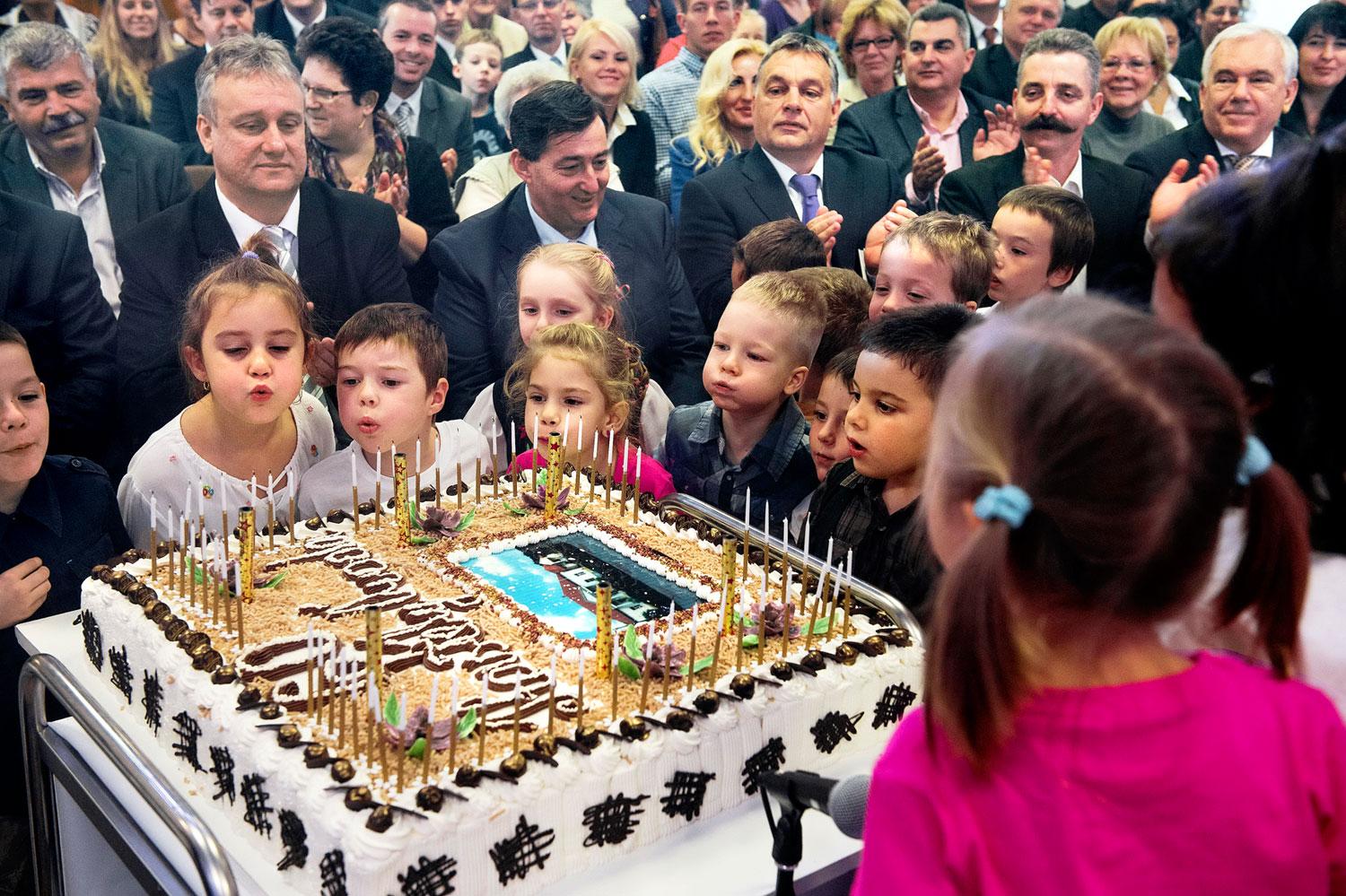 Orbán Viktor kormányfő és Mészáros Lőrinc polgármester a felcsúti óvoda ünnepségén. Mindenki jóllakik 