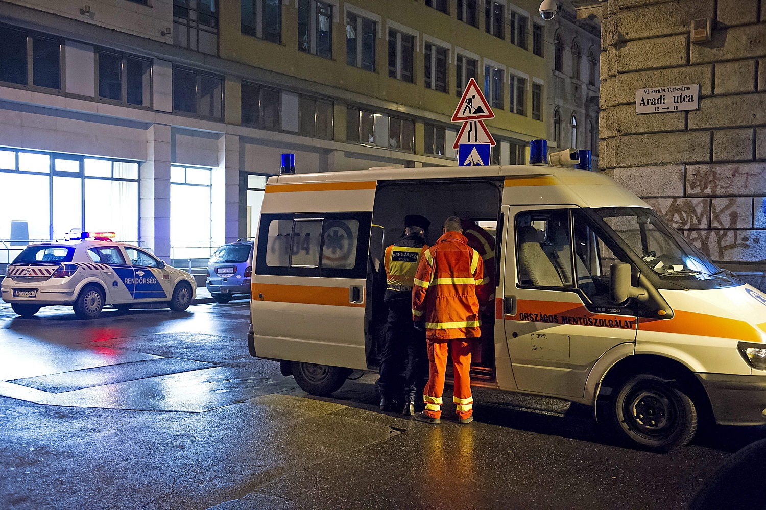 Az Eötvös utca és Aradi utca kereszteződésében támadott a mentősökre egy bedrogozott férfi