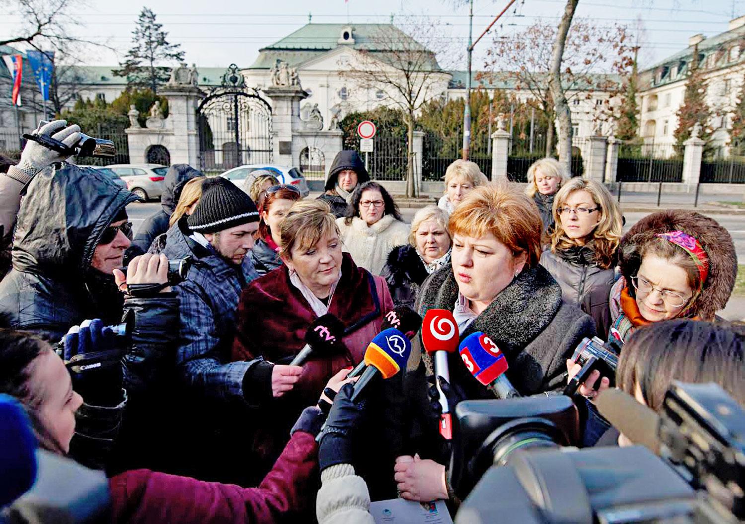 Nem tágítanak. A szlovák nővérszakszervezet vezetői a pozsonyi kormányhivatal előtt