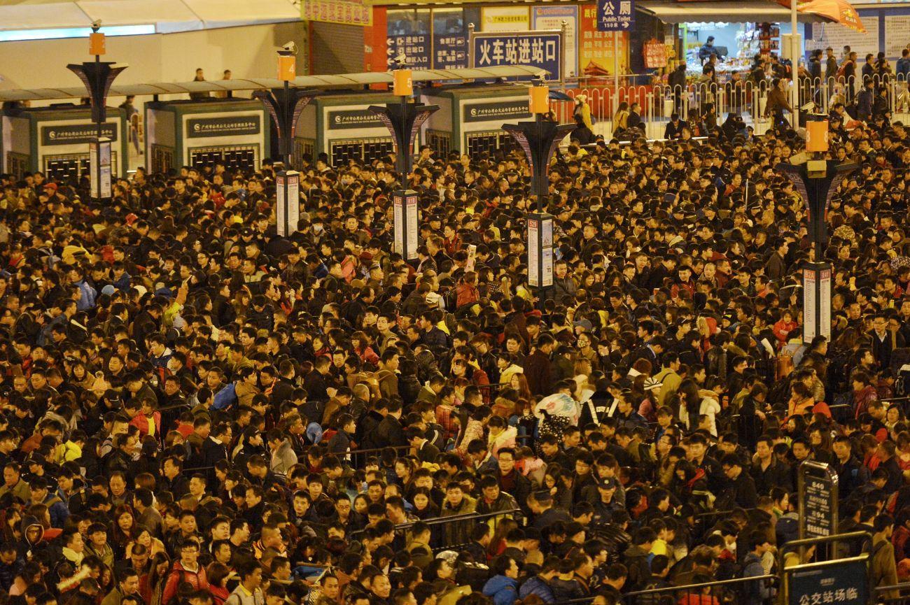 Kantonban hétfő éjjel százezer utazó várakozott, kedden pedig még mindig ötvenezren reménykedtek, hogy fel tudnak szállni egy vonatra.
